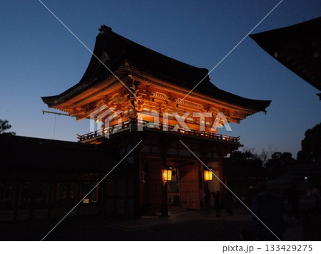 夜の暗闇に浮かび上がるライトアップされた京都の寺院 夜の暗闇に浮かび上がるライトアップされた京都の寺院 133429275
