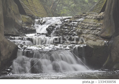 濃溝の滝・亀岩の洞窟	 133430056