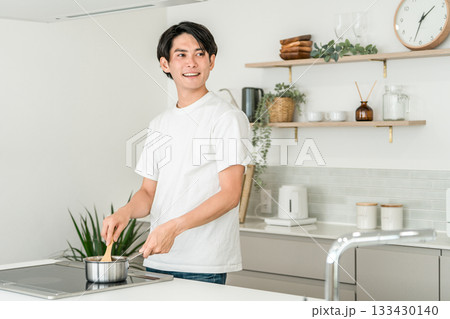 マイホームのキッチンで料理をする若いアジア人男性（料理男子） 133430140