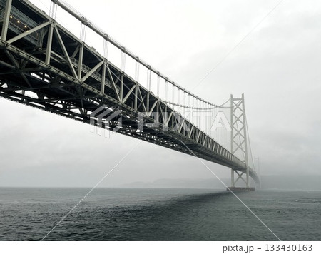 悪天候の海から見た明石海峡大橋 133430163