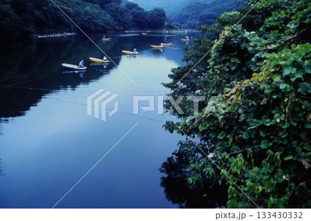 間瀬湖の静かな朝　釣りボートが浮かぶ風景（20～30年前撮影） 133430332