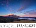 パノラマ台から望む夜明けの富士山と山中湖。遠くに見える南アルプスの山々。 133431025
