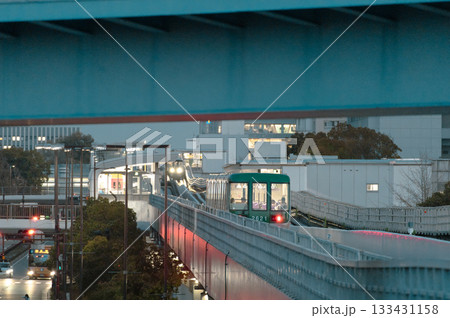 ポートライナーを中公園駅からみなとじま駅を眺めた風景 133431158