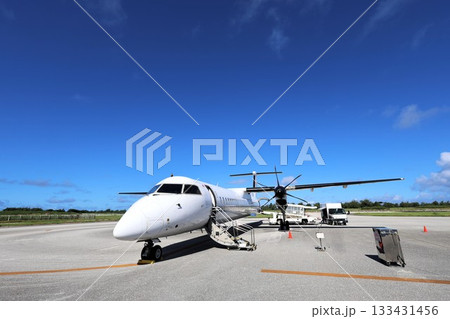 沖縄県の離島の空港に駐機するプロペラ旅客機 沖縄県の離島の空港に駐機するプロペラ旅客機 133431456