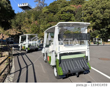 ゴルフ場のゴルフカート 133431459