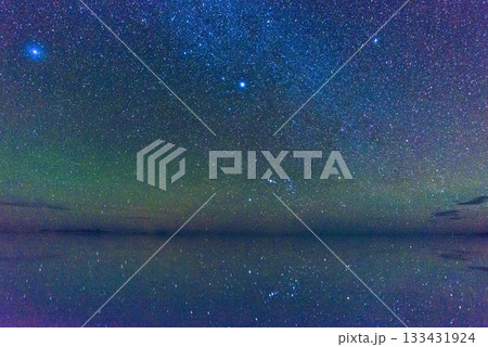 ウユニ塩湖の美しい星空 133431924