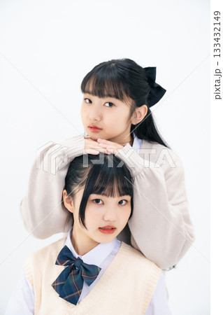 寄り添う二人の女子学生 寄り添う二人の女子学生 133432149
