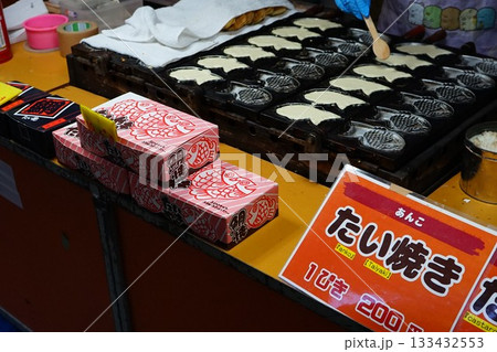 屋台で売られるお菓子 133432553
