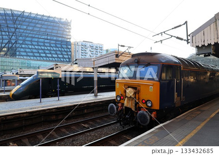 ロンドン・パディントン駅に停車する寝台列車と特急列車 133432685