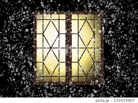 雪降る夜にレトロな窓に明かりが灯る 133433007