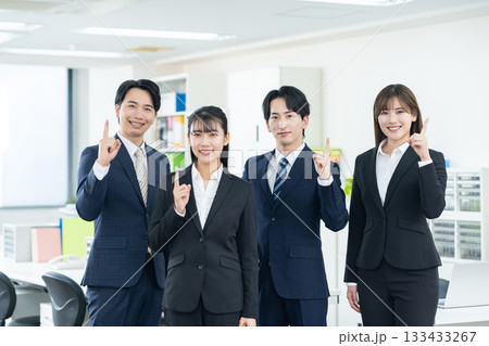 オフィスで働く若いビジネスマン 133433267