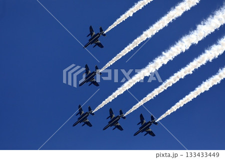 ブルーインパルスの編隊飛行 133433449