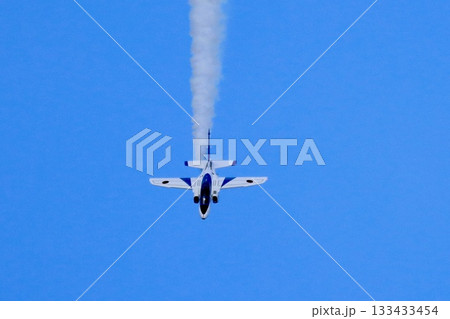 青空を飛行するブルーインパルス 133433454