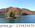 上野島と中禅寺湖の紅葉風景 133433470