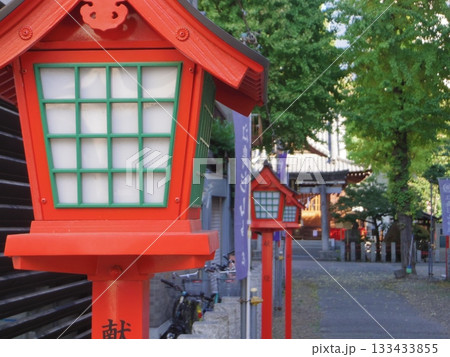 神社の赤い灯篭 133433855
