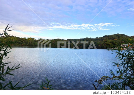 遠い一碧湖の初秋の風 133434138