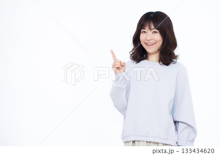 人差し指を立てる女性 133434620