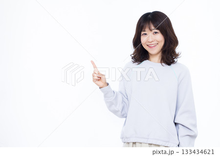 人差し指を立てる女性 人差し指を立てる女性 133434621