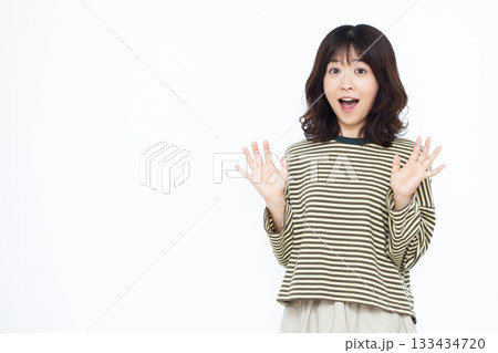 笑顔で驚いている女性 133434720