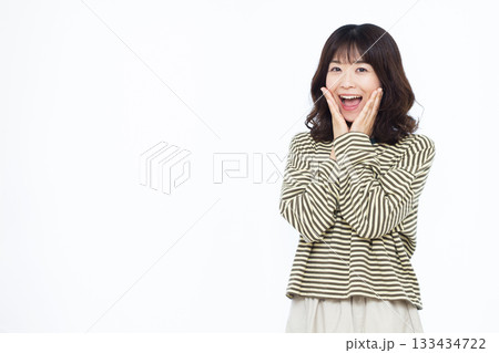 笑顔で驚いている女性 133434722