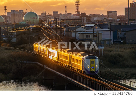 日の出が反射する特急おおぞら 133434766