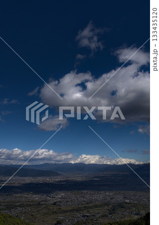 伊奈ヶ湖　県民の森展望台からの甲府盆地 133435120