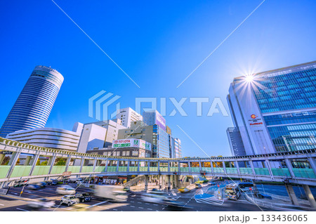 日本の横浜都市景観　横浜駅やJR新横浜駅北口と横浜環状2号線を跨ぐ円形歩道橋などを望む。希望の光 133436065
