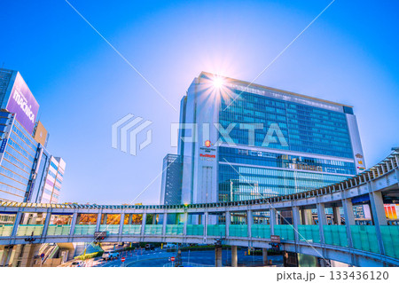 日本の横浜都市景観 横浜駅やJR新横浜駅北口と横浜環状2号線を跨ぐ円形歩道橋などを望む。希望の光 日本の横浜都市景観 横浜駅やJR新横浜駅北口と横浜環状2号線を跨ぐ円形歩道橋などを望む。希望の光 133436120