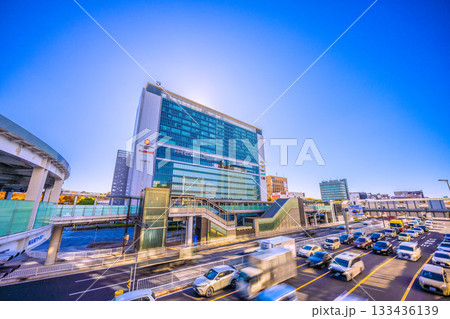 日本の横浜都市景観 横浜駅やJR新横浜駅北口と横浜環状2号線を跨ぐ円形歩道橋などを望む。希望の光 日本の横浜都市景観 横浜駅やJR新横浜駅北口と横浜環状2号線を跨ぐ円形歩道橋などを望む。希望の光 133436139