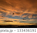博多湾の燃えるような夕焼け 133436191