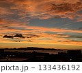 博多湾の燃えるような夕焼け 133436192
