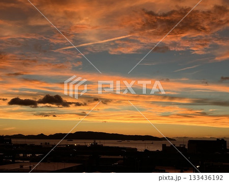 博多湾の燃えるような夕焼け 博多湾の燃えるような夕焼け 133436192