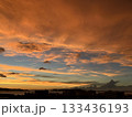 博多湾の燃えるような夕焼け 133436193