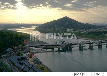 犬山城天守閣から夕暮れの木曽川と伊木山 133436463