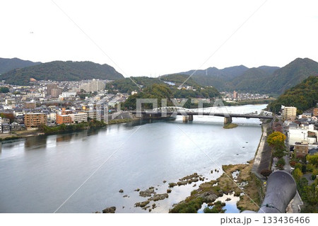 犬山城天守閣から見た木曽川と犬山橋 133436466