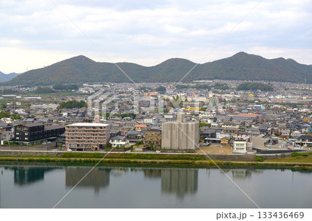 犬山城天守閣から見た木曽川と岐阜県各務原市の市街地 133436469