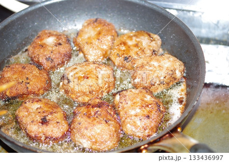 油で揚げたメンチカツ 133436997