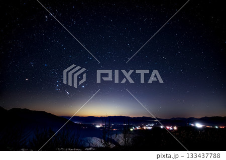 オリオン座が見守る、静かな山間の夜景 133437788