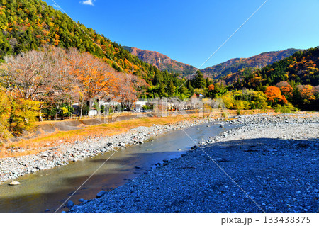 草塩橋/早川より下流/草塩温泉周辺を望む(山梨県早川町)【2025.11】 草塩橋/早川より下流/草塩温泉周辺を望む(山梨県早川町)【2025.11】 133438375