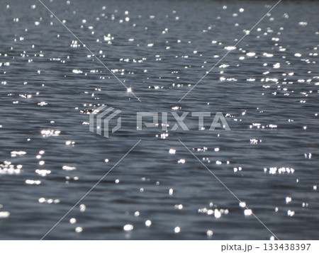 太陽の光を受けて宝石のように無数に輝く多摩川の水面 133438397