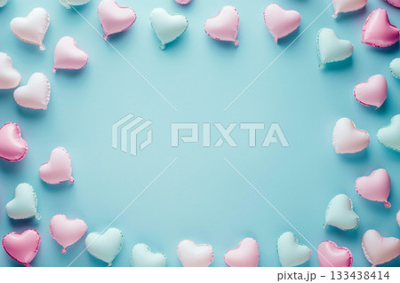 パステルのハート飾りを円状に配置した背景 133438414