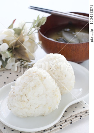 麦おにぎりと大根とわかめの味噌汁 麦おにぎりと大根とわかめの味噌汁 133438875
