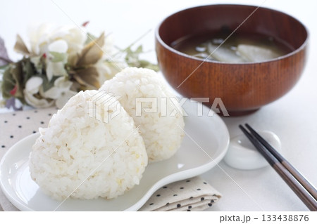 麦おにぎりと大根とわかめの味噌汁 麦おにぎりと大根とわかめの味噌汁 133438876