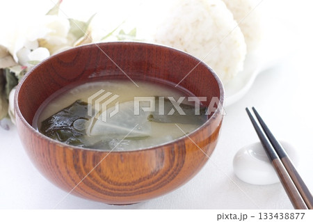 麦おにぎりと大根とわかめの味噌汁 麦おにぎりと大根とわかめの味噌汁 133438877