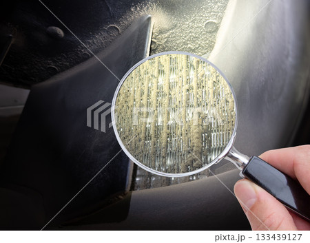 業務用エアコン内部の汚れ　カビ　ホコリを虫メガネでクローズアップ 133439127