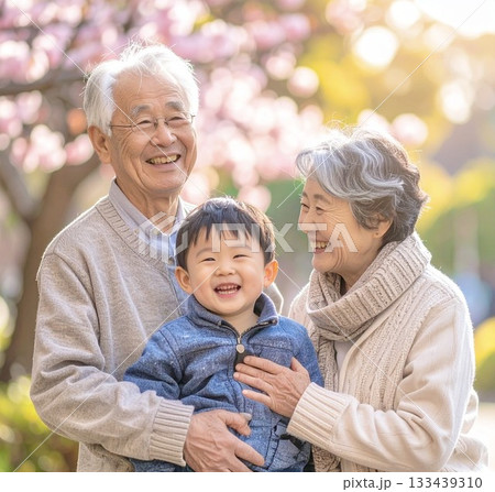 笑顔の高齢夫婦と孫 133439310