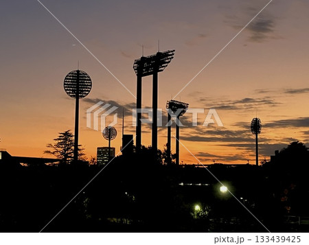 夕日に映し出された大宮公園にある競技場の照明 133439425
