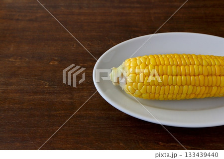 テーブル背景のとうもろこし 133439440