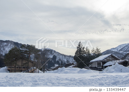 雪原と冬の木々、山間の集落 133439447