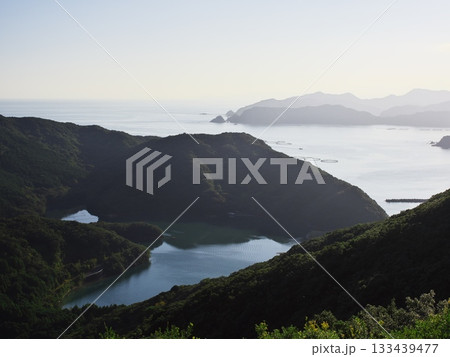 南伊勢町見江島展望台からハートの入り江（かさらぎ池）を望む 133439477